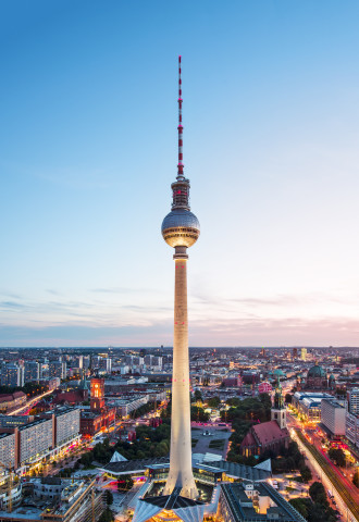 Berlin Fernsehturm am frühen Abend